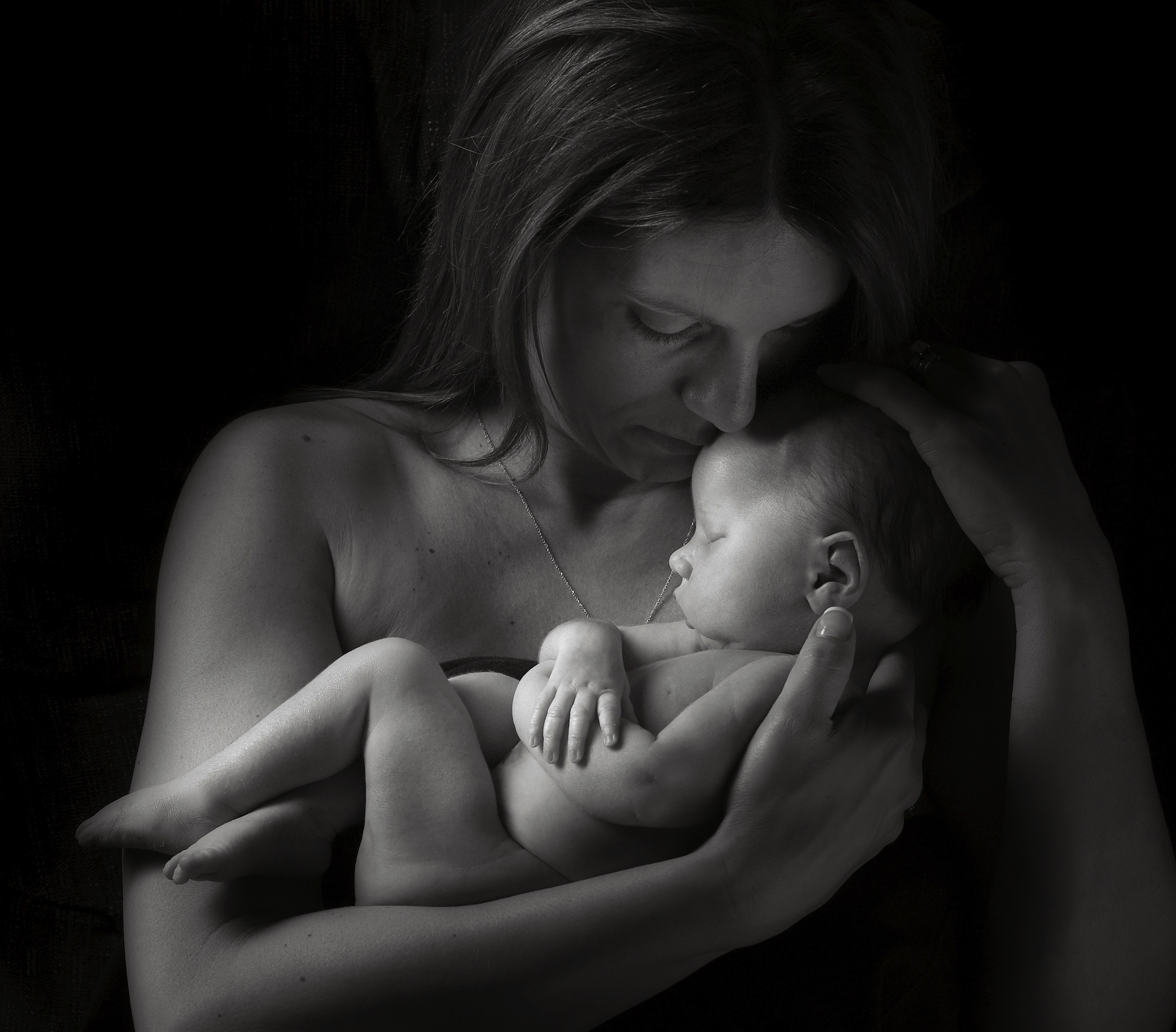 Голое тело матери. Мать с ребенком. Женщина с ребенком на руках. Фотосессия мама и малыш. Женщина с младенцем на руках.